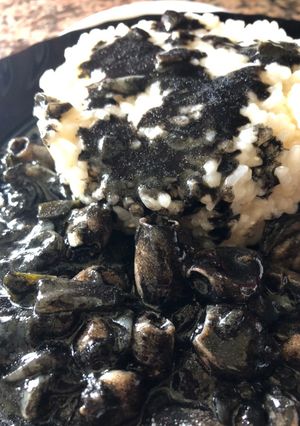 Una foto de Chipirones en su tinta