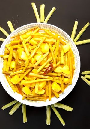 সজনেডাঁটা ও আলুর ঝাল রেসিপির প্রধান ছবি