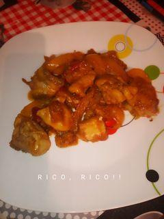 Una foto de Pollo con verduras y naranja en reducción de soja