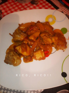 Una foto de Pollo con verduras y naranja en reducción de soja