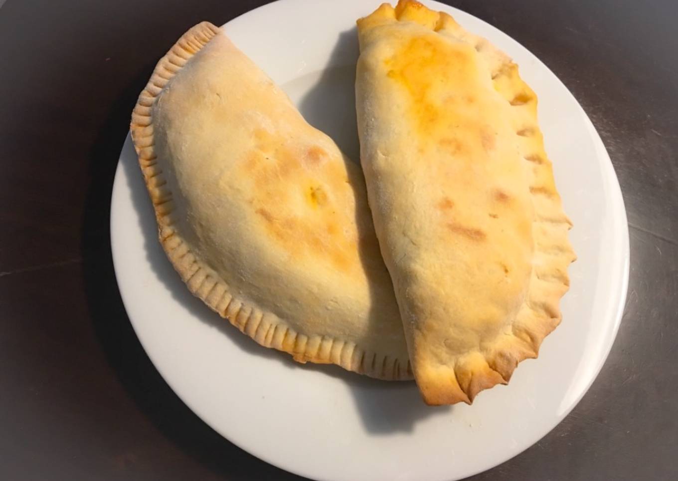 Calzone relleno de carne, salchichas y Mozzarella