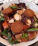 Ensalada fattoush con falafel