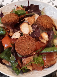 Una foto de Ensalada fattoush con falafel