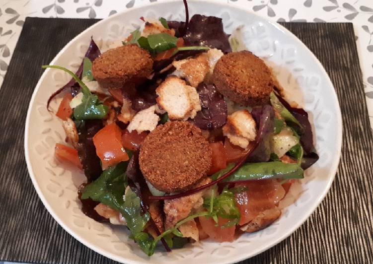 Ensalada fattoush con falafel