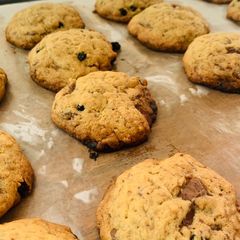 Chocolate chip & Black currant Cookies 🍪 A picture of Chocolate chip & Black currant Cookies 🍪.