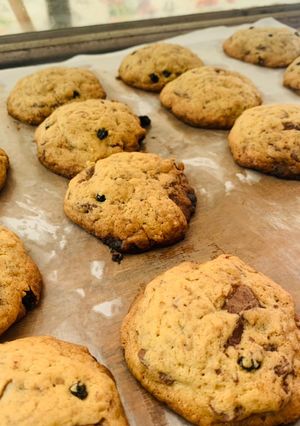 A picture of Chocolate chip & Black currant Cookies 🍪.