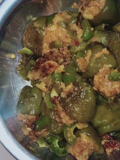 भरवा शिमला मिर्च (Bharwan Shimla Mirch recipe in Hindi) रेसिपी मुख्य फोटो