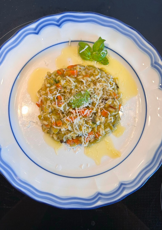Una foto de Risotto de verduras y pesto de ajos silvestres o ajos de los osos