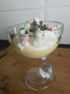 Una foto de Espuma de Mango con nata, nubes y chocolate