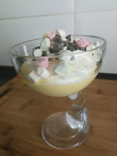 Una foto de Espuma de Mango con nata, nubes y chocolate