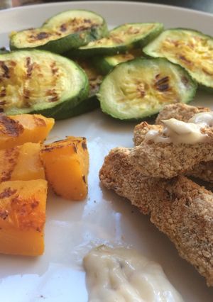 Una foto de Verduras grilladas y bastón de zanahoria con semillas