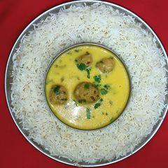 A picture of Pakoda kadhi and Rice.
