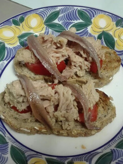 Una foto de Montadito de atún con anchoas