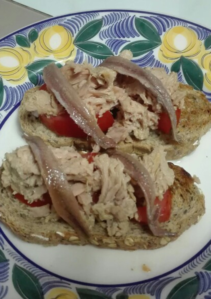 Una foto de Montadito de atún con anchoas