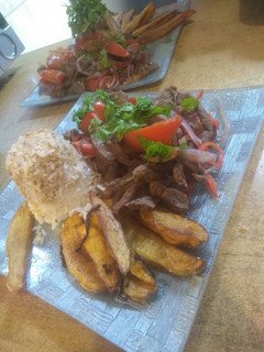 Una foto de Lomo saltado de la mami
