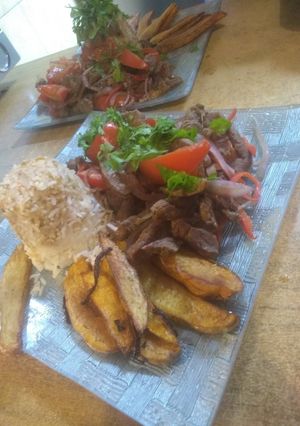 Una foto de Lomo saltado de la mami