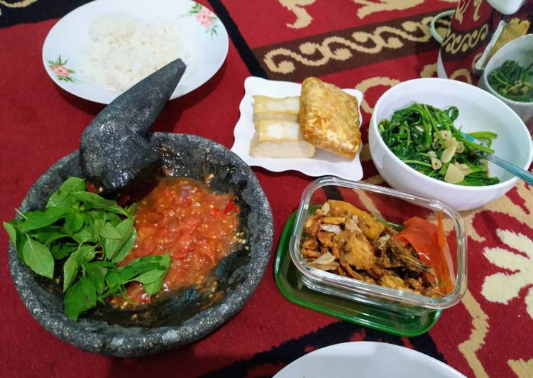 Cara Gampang Membuat Sambal Kemangi Dengan Tomat Ranti yang Lezat Sekali