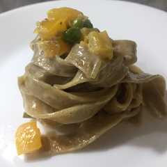 A picture of Tagliatelle integrali con porri peperoni piselli.
