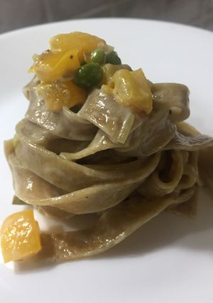 Foto di Tagliatelle integrali con porri peperoni piselli