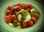 Una foto de ensalada de burrata y pesto