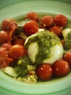 Una foto de Burrata con pesto y tomates cherry confitados (en Thermomix)