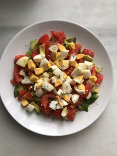 Una foto de Aguacate, tomate y huevo cocido: La ensalada preferida de mis hijos