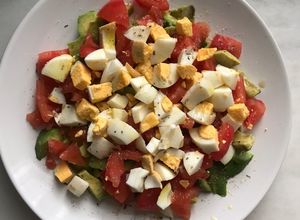 Una foto de Aguacate, tomate y huevo cocido: La ensalada preferida de mis hijos