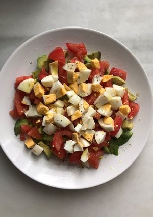 Una foto de Aguacate, tomate y huevo cocido: La ensalada preferida de mis hijos
