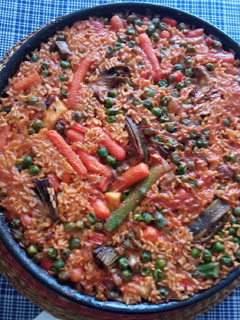 Una foto de Arroz de verduras con salsa romesco