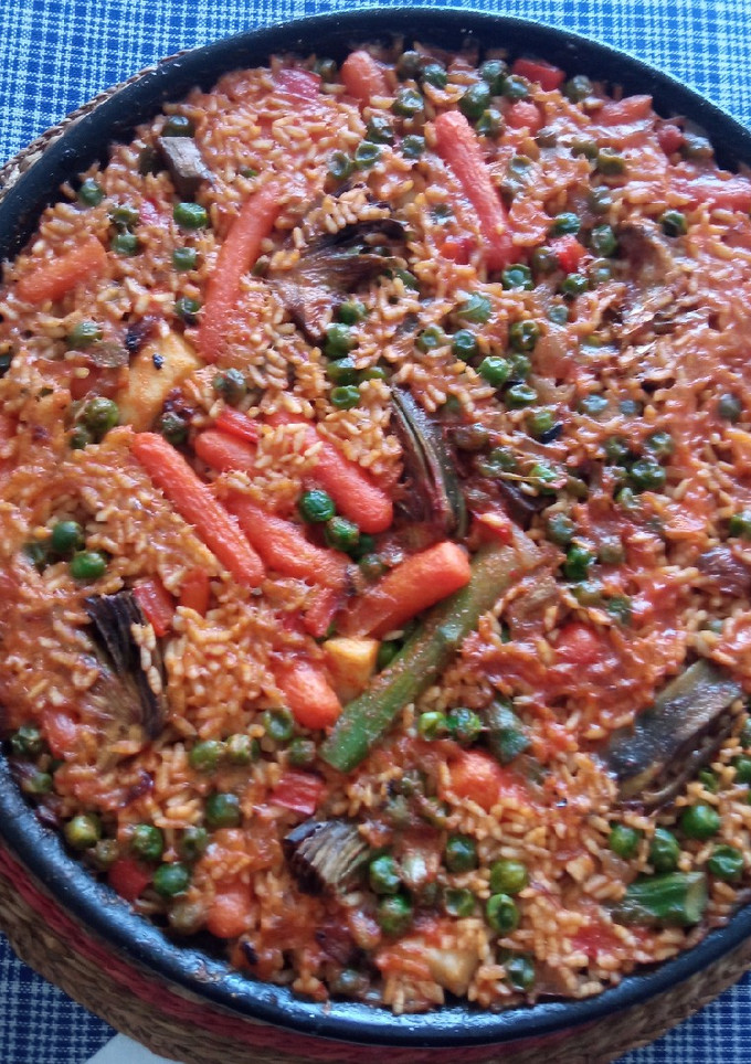 Una foto de Arroz de verduras con salsa romesco