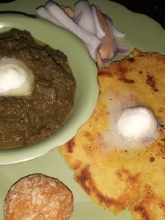 A picture of Makki ki roti sarso ka saag.