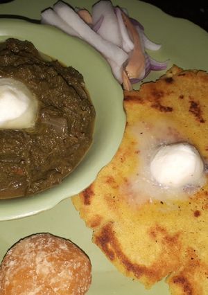 A picture of Makki ki roti sarso ka saag.