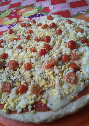 Una foto de Pizza de huevo y cherry