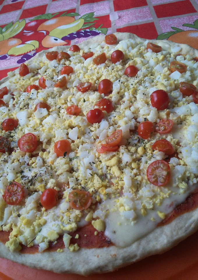 Una foto de Pizza de huevo y cherry