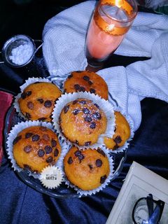 صورة لوصفة مادلين بحبيبات الشوكولاته ببيضة واحدة 🧁😋