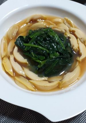 A picture of Abalone with spinach.
