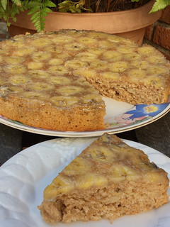 Una foto de TORTA INTEGRAL E INVERTIDA DE BANANA 🍌