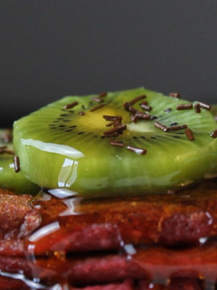 Una foto de 😉 Pancakes veganos de avena y remolacha - 👉 Desayunos veganos saludables