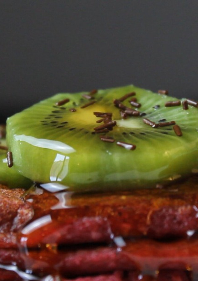Una foto de 😉 Pancakes veganos de avena y remolacha - 👉 Desayunos veganos saludables