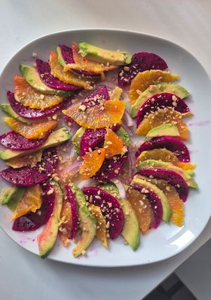Foto principal de Ensalada de Pitaya con Naranja y Aguacate