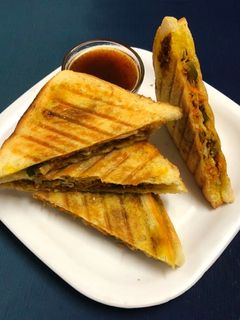 वैजी पनीर ग्रिल सैंडविच (Veggie paneer grill sandwich recipe in hindi) रेसिपी मुख्य फोटो