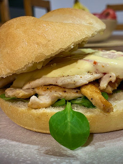 Una foto de Bocadillo de pollo con alioli de azafrán y manzana