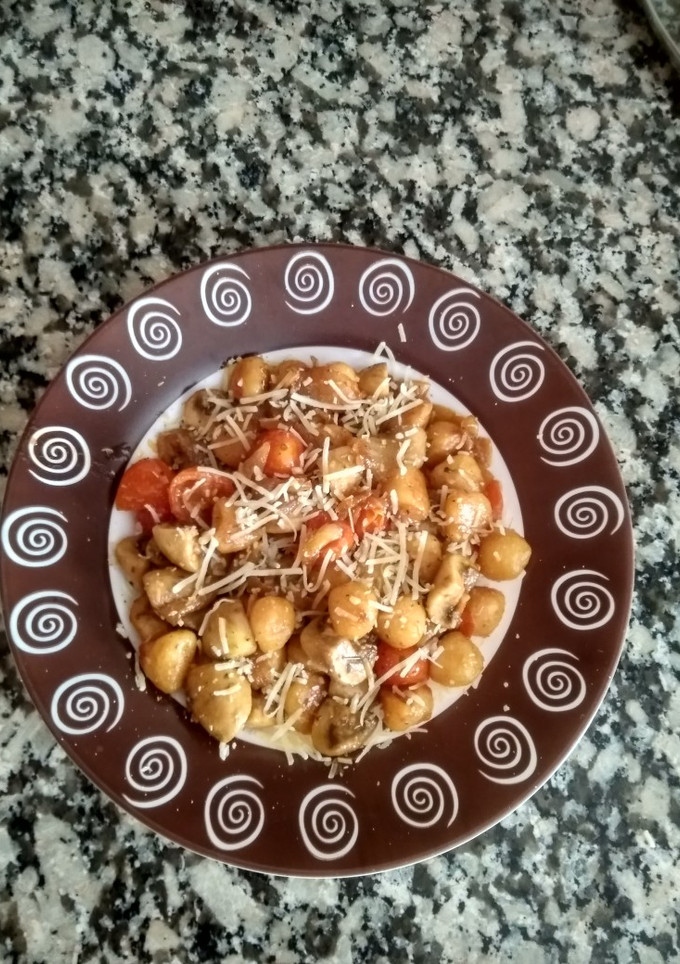 Una foto de Ñoquis con champiñones y tomates cherry