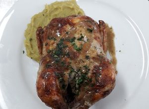 Una foto de Pollito BB Trufado con Hierbas y Puré de Batatas