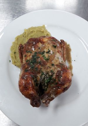 Una foto de Pollito BB Trufado con Hierbas y Puré de Batatas