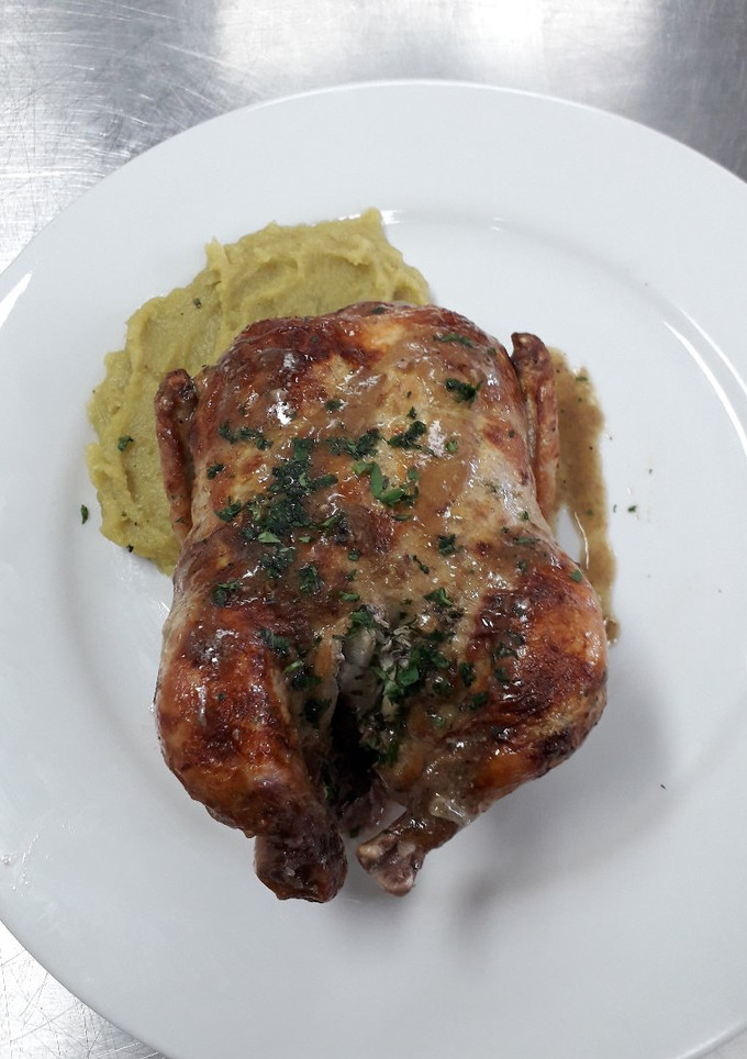 Una foto de Pollito BB Trufado con Hierbas y Puré de Batatas