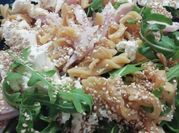 Una foto de ensalada de pasta con feta