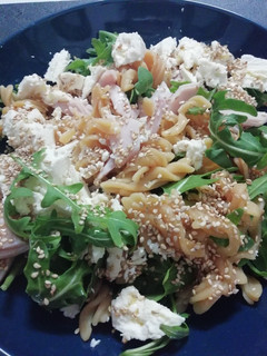 Una foto de Ensalada pasta de lenteja