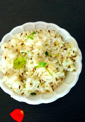 A picture of Adraki Jeera dhaniya fried rice.