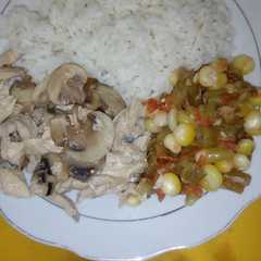 Una foto de Pollo con champiñones arroz y habichuela con maíz